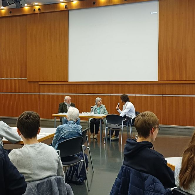 Bilder von Jugendlichen und Zeitzeugen im Dialog