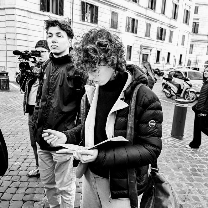 Bilder von Jugendlichen und Zeitzeugen im Dialog